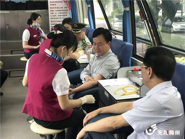 5.10市委书记谭君铁献血.jpg